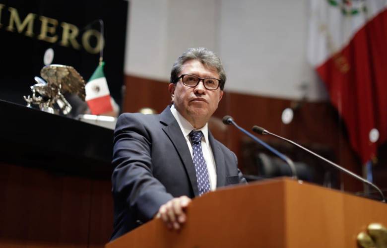 Plantea Monreal llevar a la ley la regulación del uso de celulares en escuelas