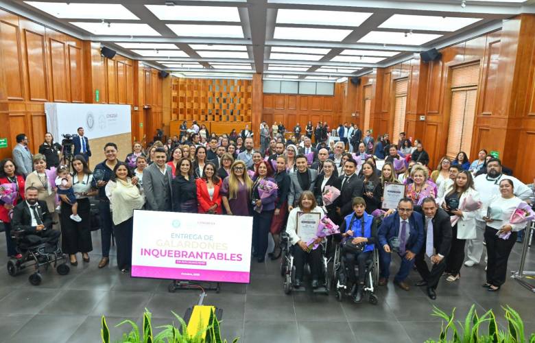 Reconocen a 52 personas por su trayectoria y vocación de servicio en el Estado de México
