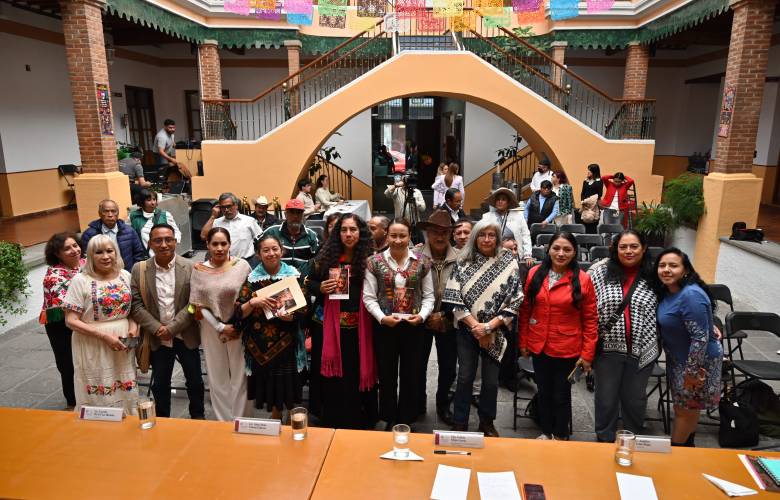 Presentan en el Congreso del Edoméx el libro “Raíz de mezquite” para preservar las lenguas originarias