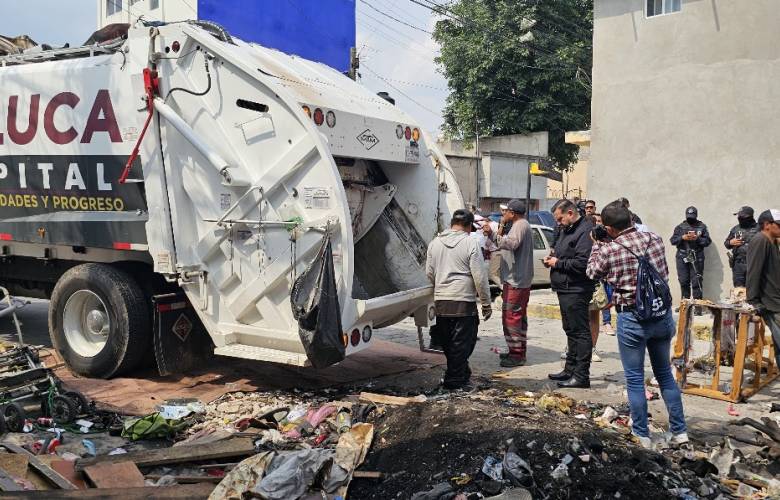 Retira Gobierno municipal cinco toneladas de basura acumuladas por un vecino de Toluca