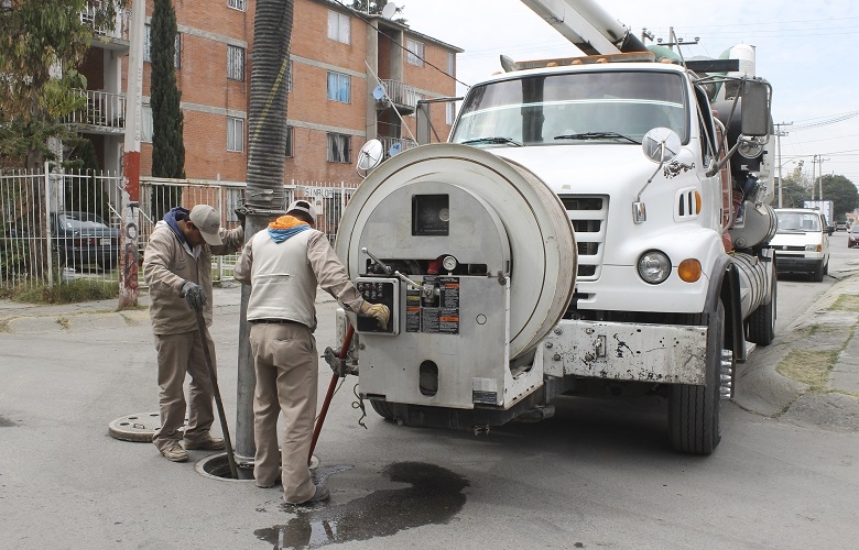 Dan mantenimiento a cauces de agua en izcalli