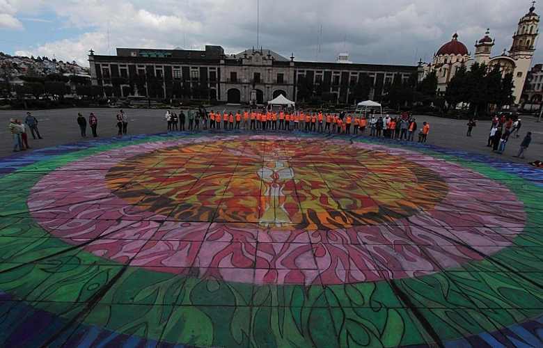 Extraordinario mural del hombre sol llena de arte y color la plaza de los mártires   