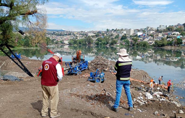 Supervisa Gobernadora Delfina Gómez Álvarez trabajos de limpieza y desazolve de la Presa Los Cuartos en Naucalpan