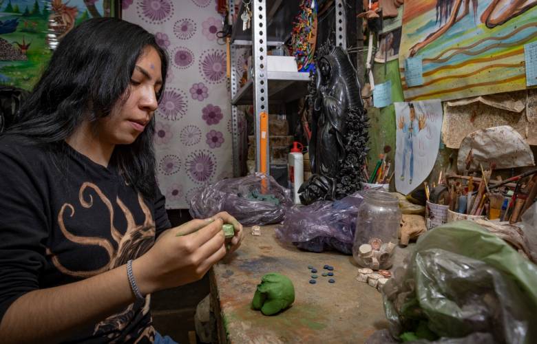 Talento de estudiante de la UAEMéx lleva barro de Metepec a H&M