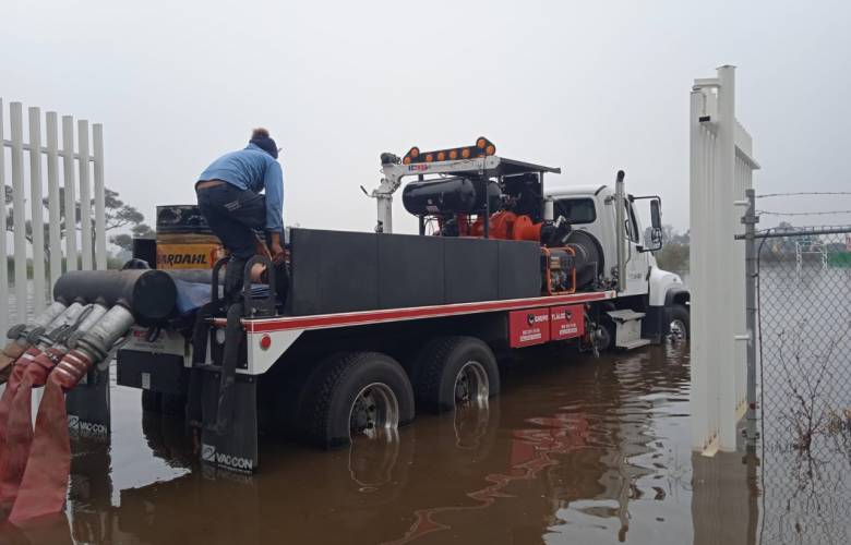 Intenta personal de CAEM remediar inundación de la Universidad Politécnica de Otzolotepec