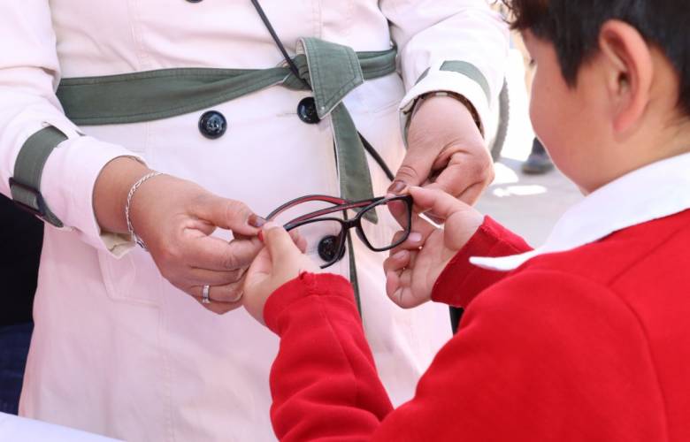 Refrendan compromiso con la educación y bienestar visual de la niñez en Zinacantepec 