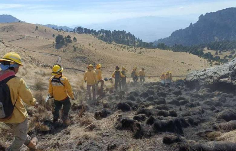 Trabajan en conjunto tres órdenes de Gobierno para sofocar incendio forestal en Parque Nacional Izta-Popo