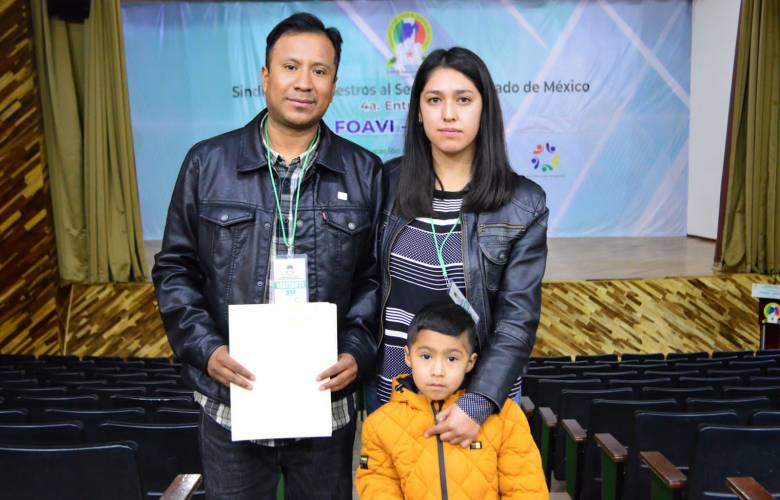 Entrega Marco Aurelio Carbajal préstamos para vivienda a maestros