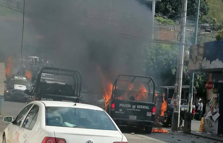 Queman taxista patrullas en Tejupilco para exigir alto a operativos y extorsiones 