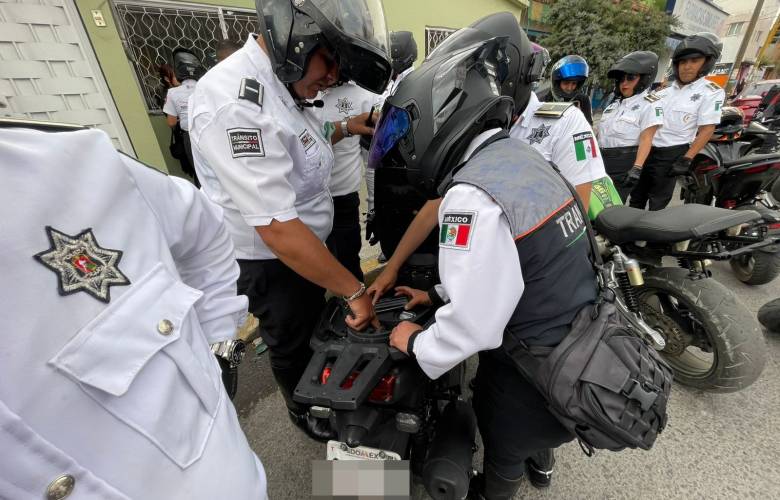Recupera Toluca motocicleta robada y libera vialidades con operativo en Capultitlán