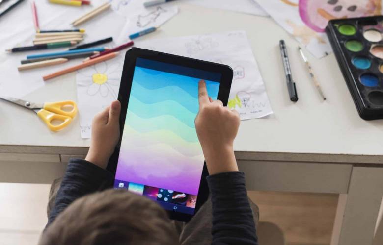 Uso excesivo de tabletas y celulares genera visión doble en infantes