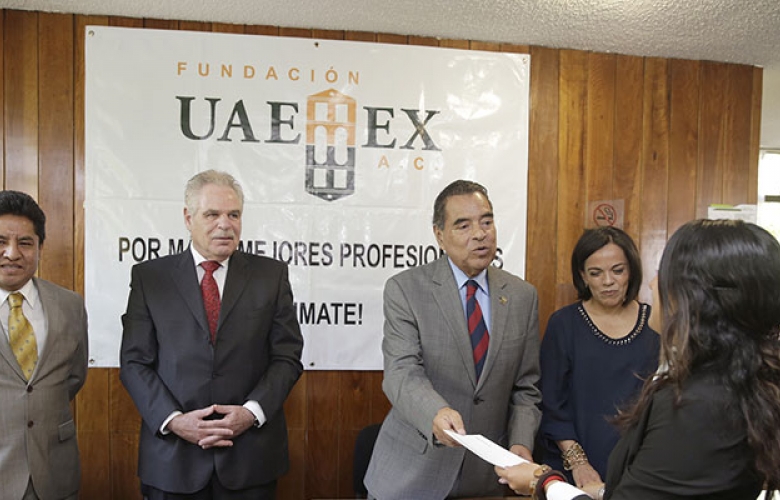 Fundación uaeméx entregó becas por casi 100 mil pesos