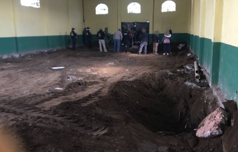 En total extrajeron 47 bolsas con restos humanos de fosa clandestina en Tenango del Valle