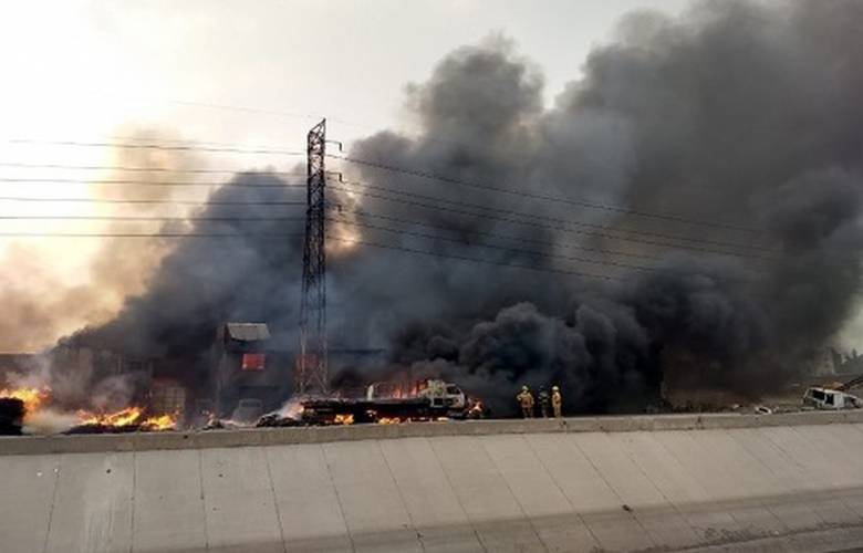 Incendio de pastizales llega hasta vehículos en tultitlán