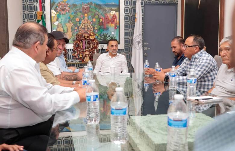 Refuerza Fernando Flores diálogo con taxistas de 11 bases de Metepec