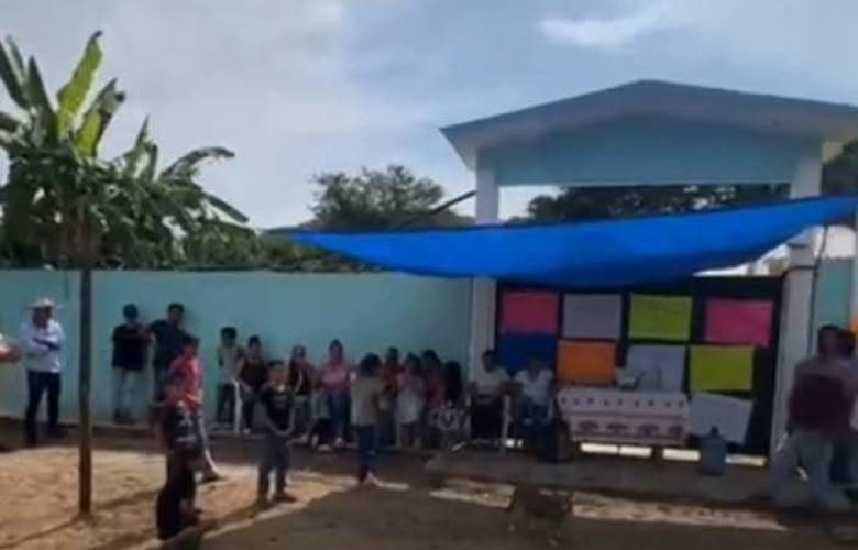 Marchan padres de Luvianos a Toluca para exigir más maestros
