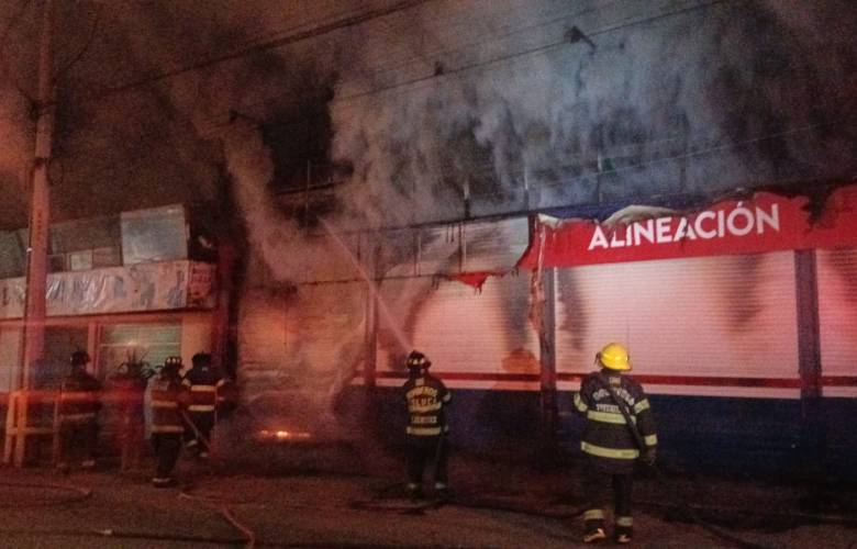 Controlan bomberos de Toluca incendio en establecimiento de llantas sobre Calzada al Pacífico