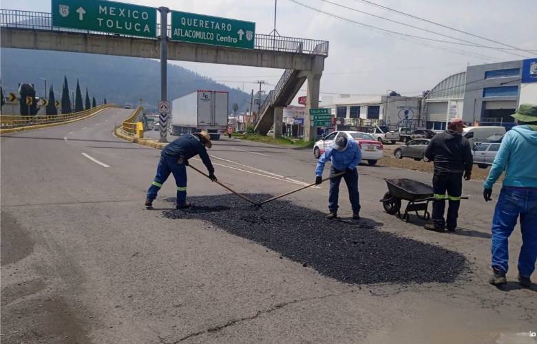 Realiza Atlacomulco trabajos de bacheo en carreteras estatales afectadas por las lluvias