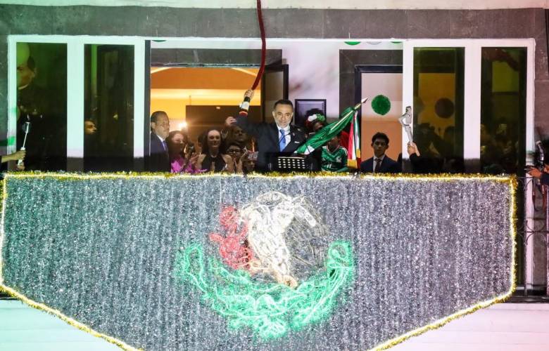 Celebra Fernando Flores el Grito de Independencia junto a familias de Metepec