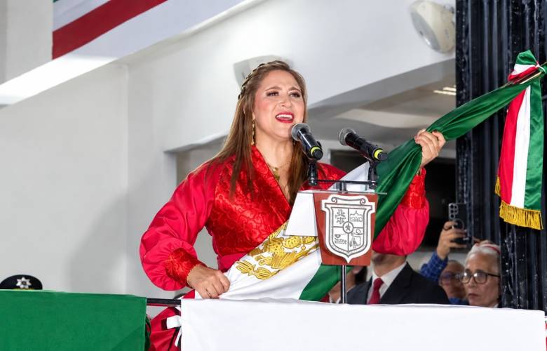Celebra Ana Muñiz el 216 aniversario de la Independencia con el Grito en San Mateo Atenco
