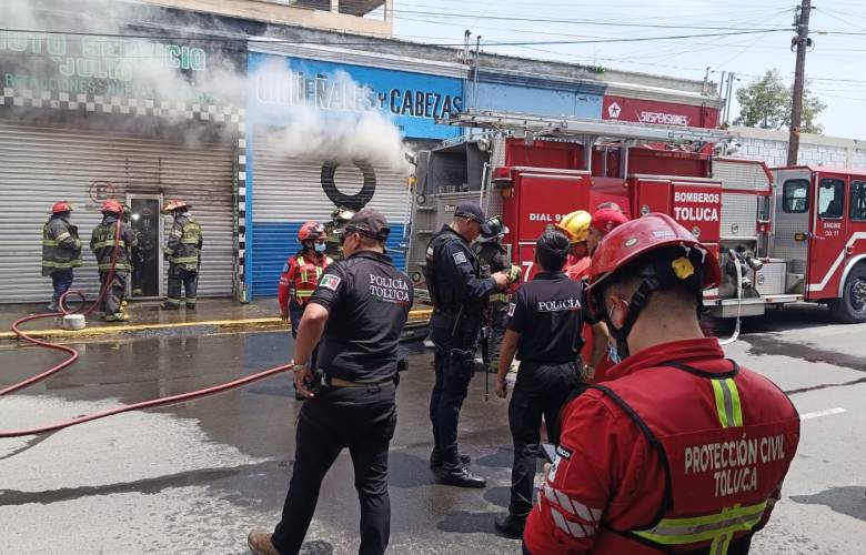 Controlan incendio al interior de un comercio en la colonia Vértice de Toluca