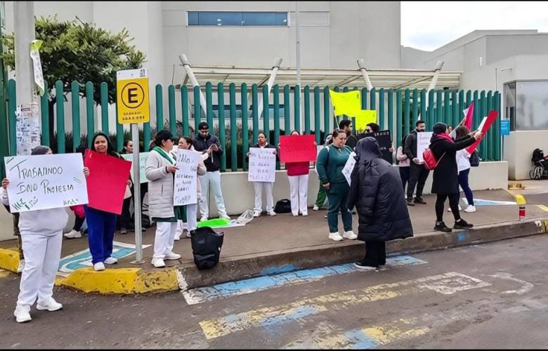 Bloquean trabajadores del IMSS accesos a Atlacomulco por aumento salarial
