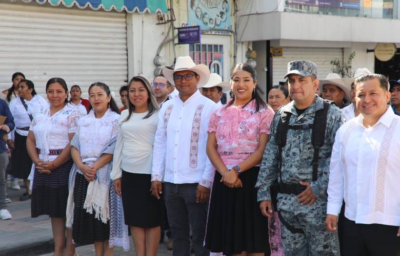 Encabeza Berenice Carrillo desfile del 16 de septiembre con más de 850 estudiantes en Temoaya