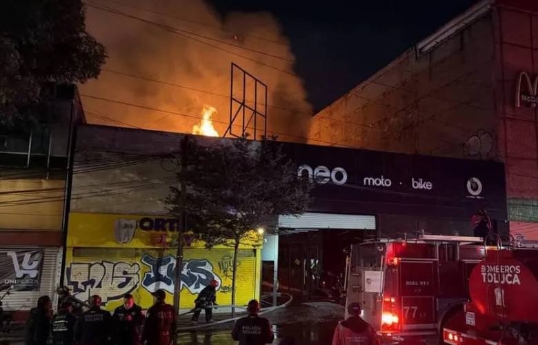 Moviliza incendio en negocio de motocicletas a bomberos de cuatro municipios en Toluca