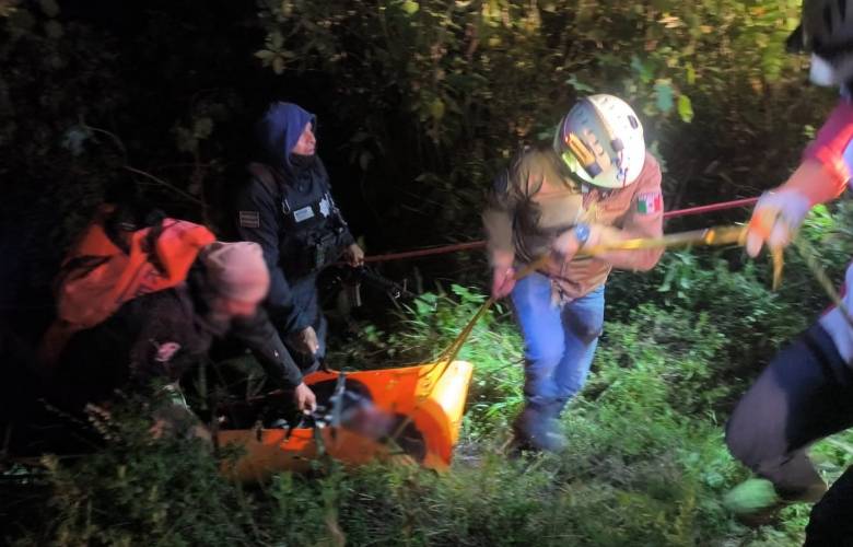 Rescatan policías estatales a seis personas tras volcadura en zona del Iztaccíhuatl-Popocatépetl