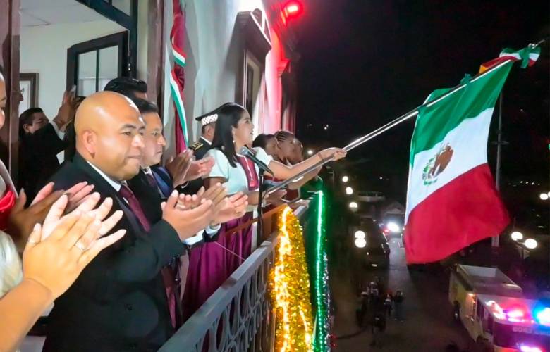 Encabeza Berenice Carrillo el Grito de Independencia ante cientos de familias en Temoaya