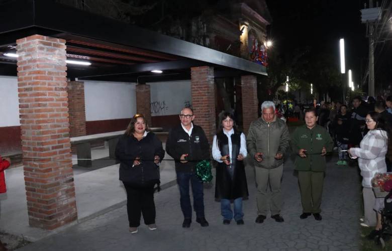 Entrega Manuel Vilchis techumbre afuera del Panteón Municipal de Zinacantepec