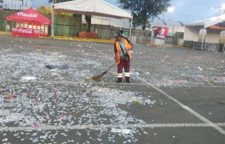 Retiran dos toneladas de residuos tras concierto de La Adictiva en Toluca