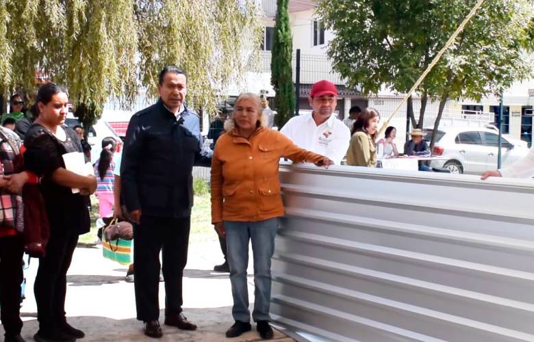 Entrega Atlacomulco paquetes de láminas para mejorar viviendas de familias del municipio