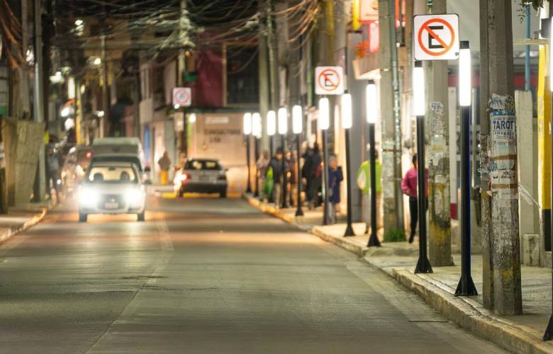 Mejora Nancy Valdez iluminación y seguridad en la avenida Martín Chimaltécatl de Ocoyoacac