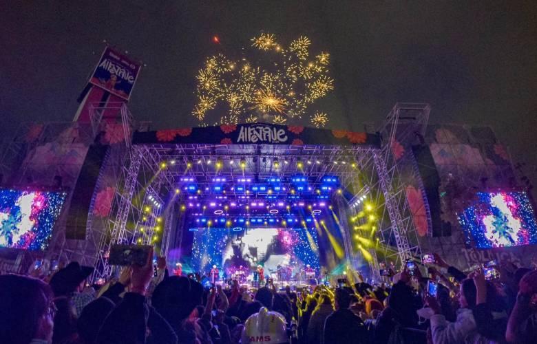 Reúne Festival del Alfeñique a 93 mil personas en concierto de Alacranes Musical y El Trono de México
