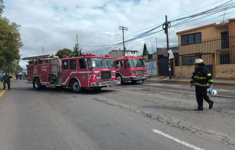 Controlan fuga de gas tras choque de camioneta y pipa en Zinacantepec