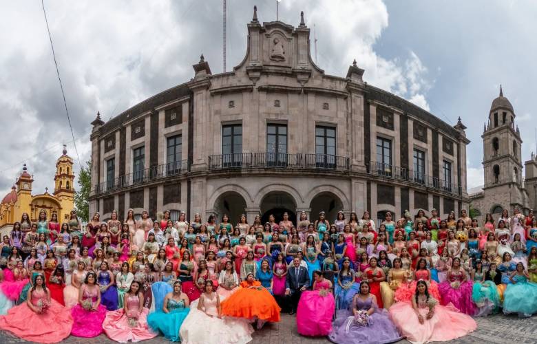 Cumplen su sueño 152 quinceañeras toluqueñas en una celebración llena de emoción y esperanza