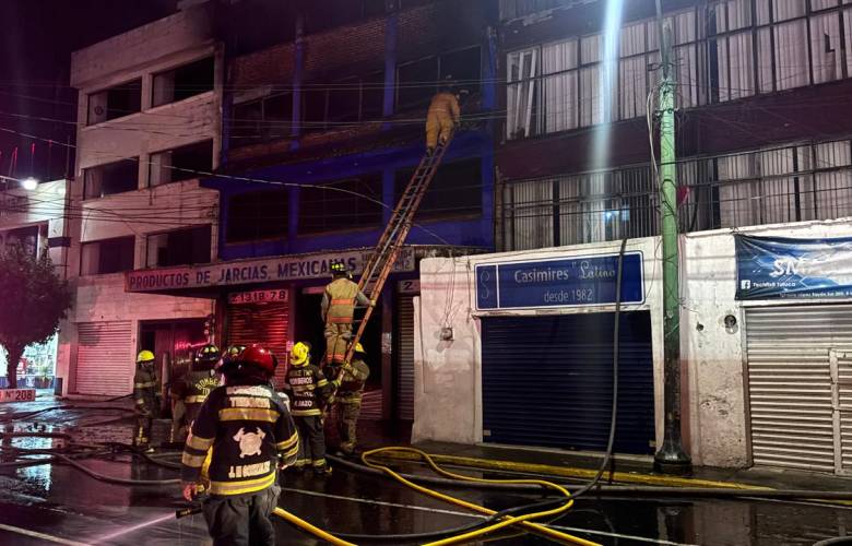 Controlan incendio en establecimiento comercial del centro de Toluca; reportan saldo blanco