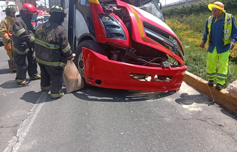 Atienden 25 lesionados tras accidente de autobús en Las Torres, Toluca