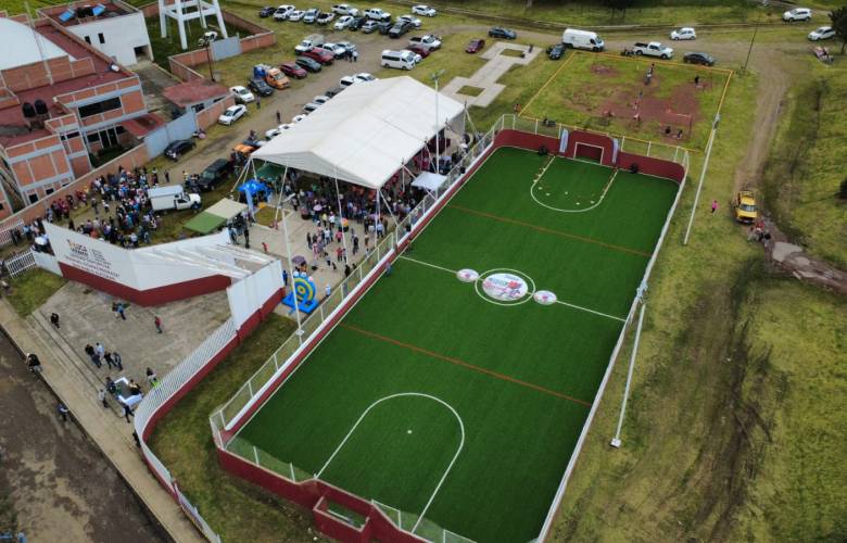 Inaugura Toluca cancha rehabilitada en San Pablo Autopan para fortalecer el deporte
