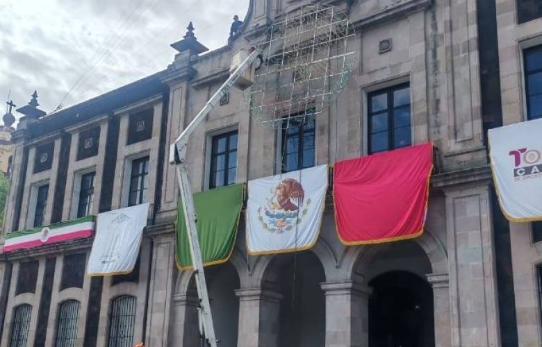 Ilumina Toluca sus principales espacios con adornos patrios