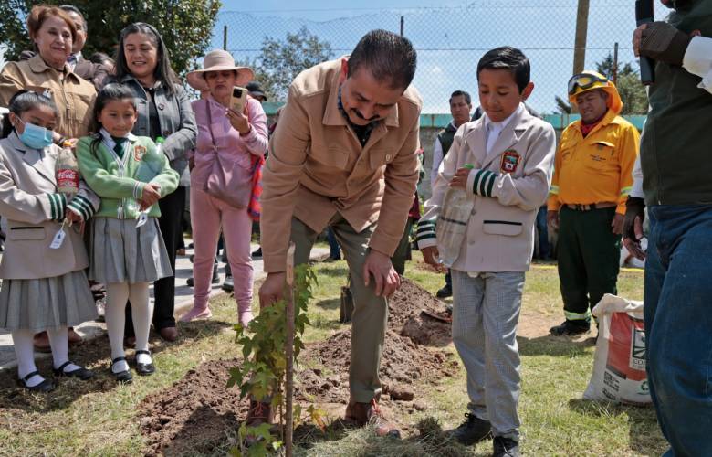 Impulsa EdoMéx educación ambiental con plantación de 290 árboles en Atlacomulco