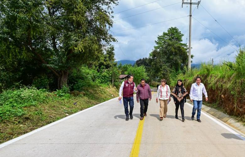 Entrega Delfina Gómez rehabilitación de camino en Donato Guerra