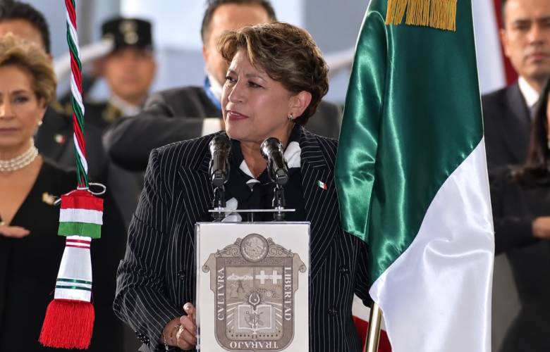 Encabeza Delfina Gómez el Grito de Independencia ante miles de familias en Toluca