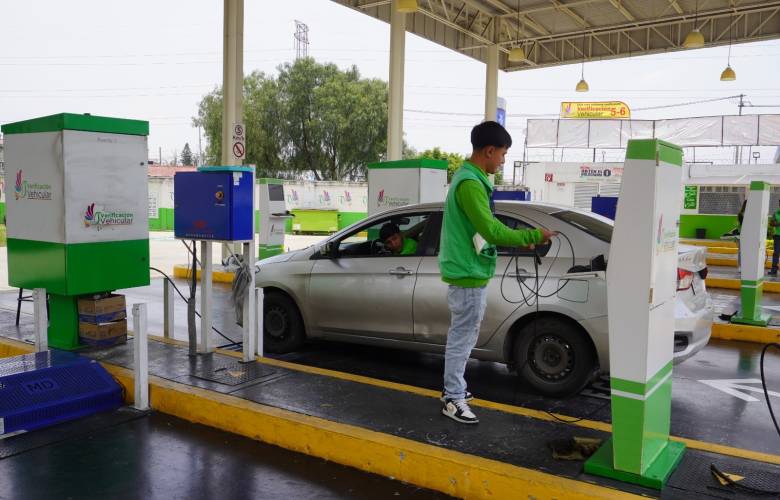 Amplía EdoMéx horario de verificación vehicular para autos con engomado rojo