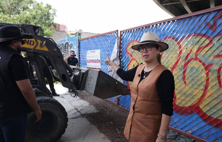 Demuelen construcciones irregulares y liberan vía pública en Ecatepec