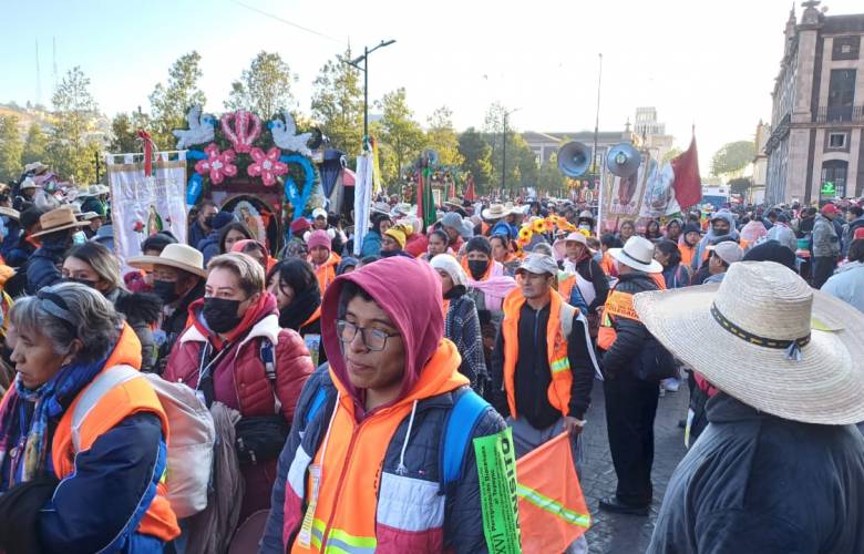 Salen miles de peregrinos de Toluca a la Basílica de Guadalupe