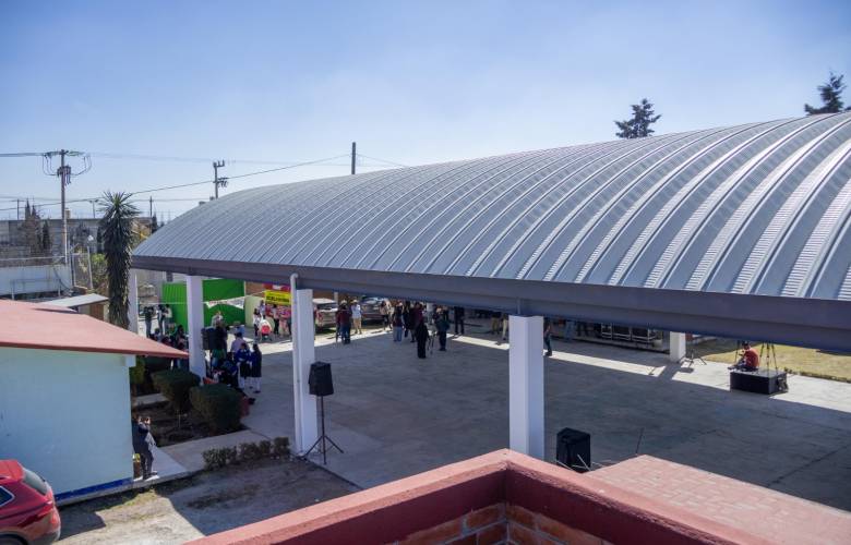 Transforma Ricardo Moreno entorno escolar de la Secundaria Francisco Villa con nuevo arcotecho