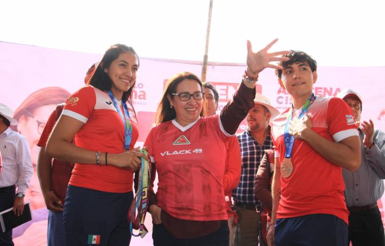 Reitera Azucena Cisneros su compromiso con los deportistas de Ecatepec, se reúne con campeones de hockey sobre pasto