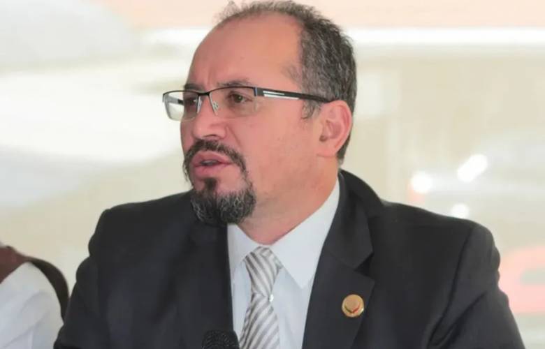 El perredista Omar Ortega levanta la mano para la gubernatura 